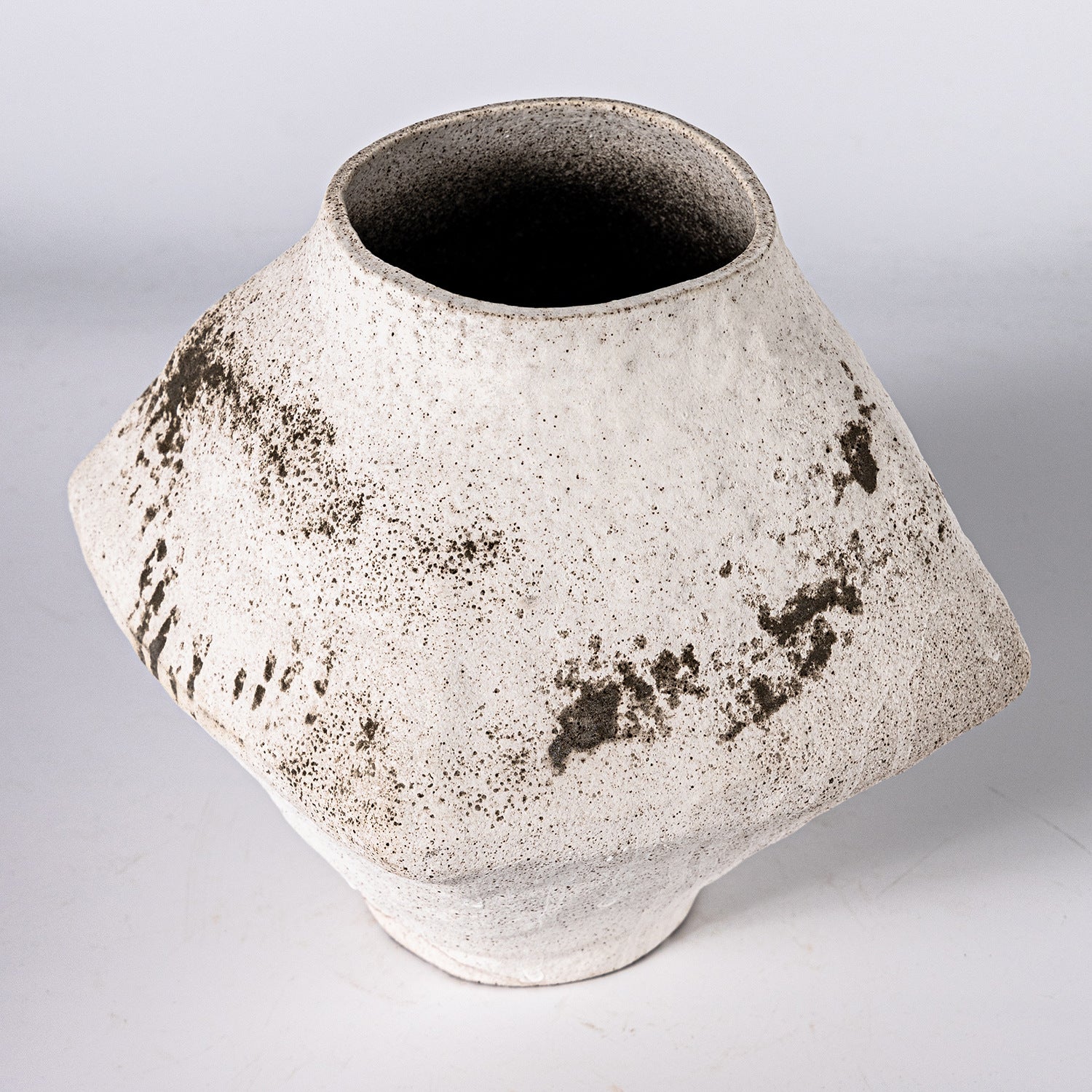 Vintage Style Ceramic Vase - Handcrafted Vintage Style Dried Flower Zen Decor, Art Craft, Home Decoration, Three-Dimensional Artwork